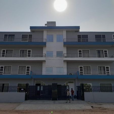 Hotel The Luxem - Behind Ibis Hotel Gurugram คูร์เคาน์ ภายนอก รูปภาพ