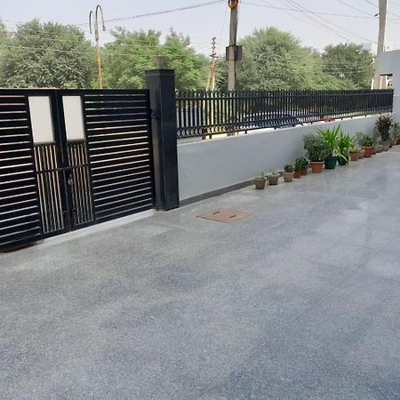 Hotel The Luxem - Behind Ibis Hotel Gurugram คูร์เคาน์ ภายนอก รูปภาพ