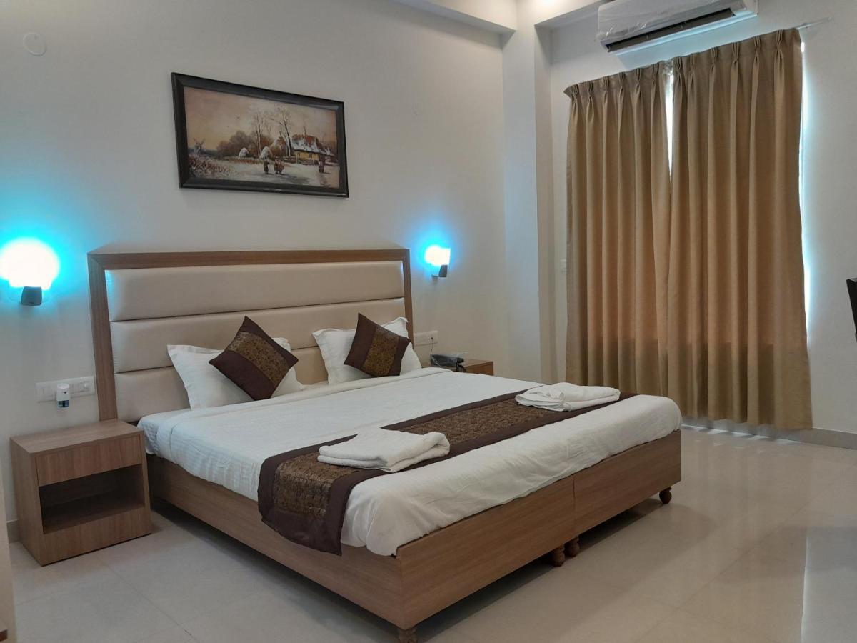 Hotel The Luxem - Behind Ibis Hotel Gurugram คูร์เคาน์ ภายนอก รูปภาพ