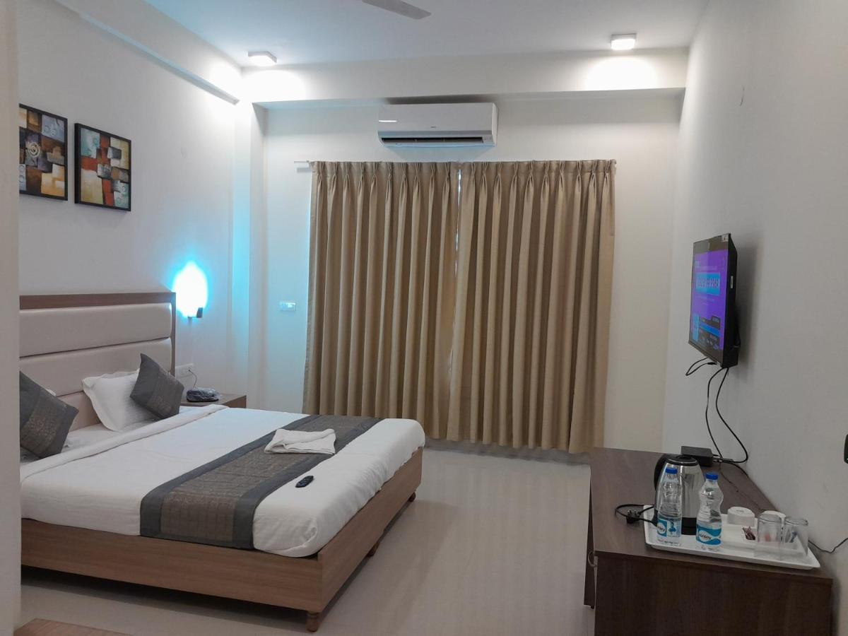 Hotel The Luxem - Behind Ibis Hotel Gurugram คูร์เคาน์ ภายนอก รูปภาพ