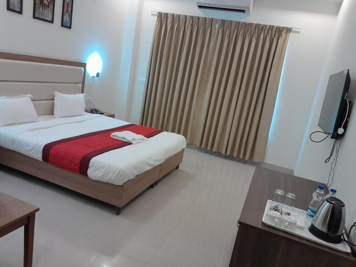 Hotel The Luxem - Behind Ibis Hotel Gurugram คูร์เคาน์ ภายนอก รูปภาพ