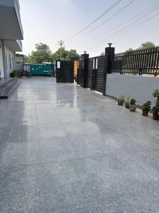 Hotel The Luxem - Behind Ibis Hotel Gurugram คูร์เคาน์ ภายนอก รูปภาพ