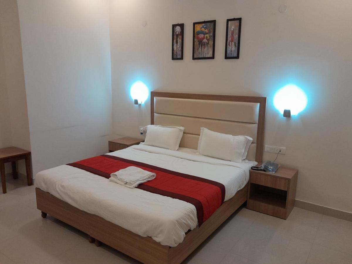 Hotel The Luxem - Behind Ibis Hotel Gurugram คูร์เคาน์ ภายนอก รูปภาพ