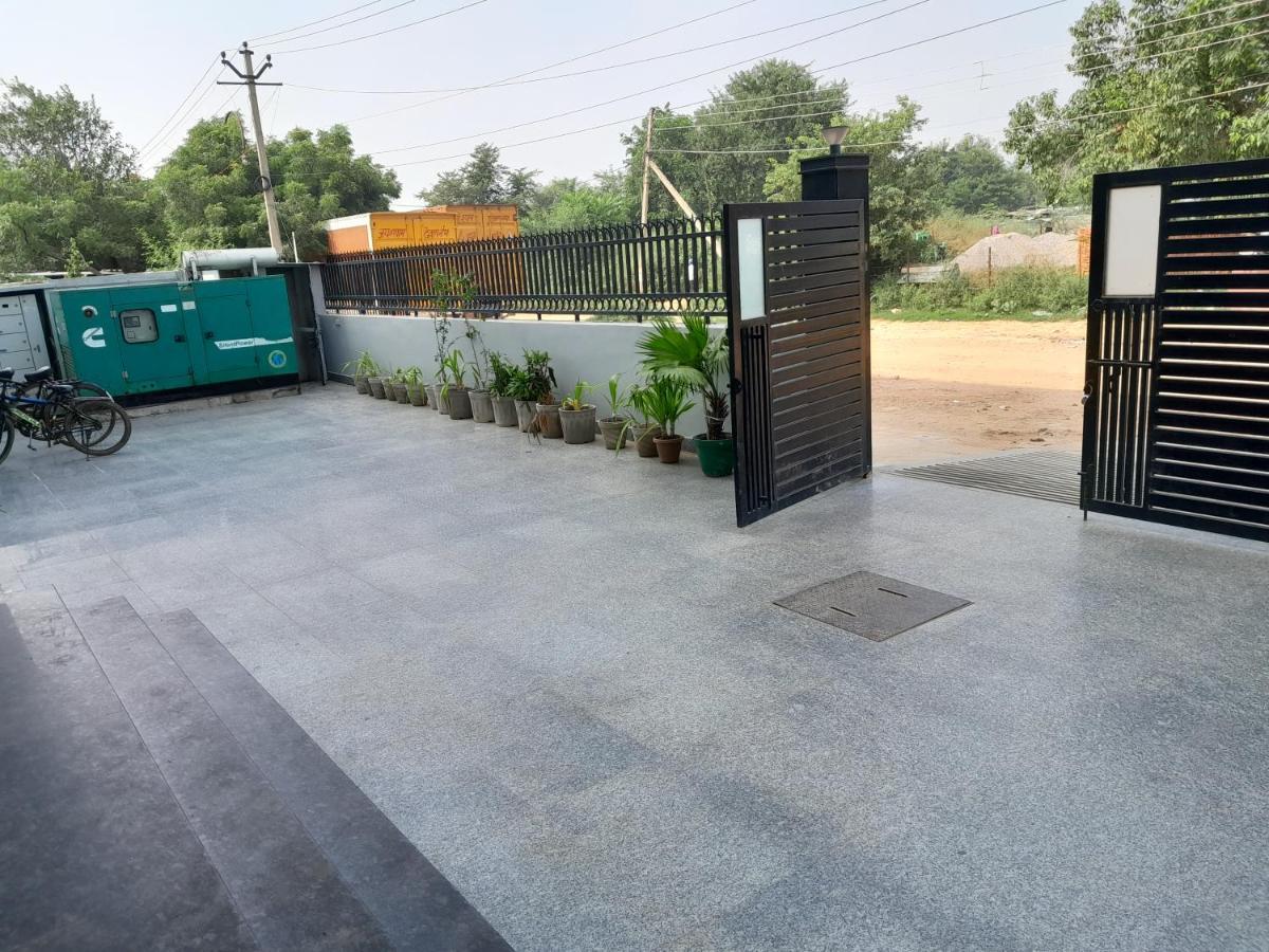 Hotel The Luxem - Behind Ibis Hotel Gurugram คูร์เคาน์ ภายนอก รูปภาพ