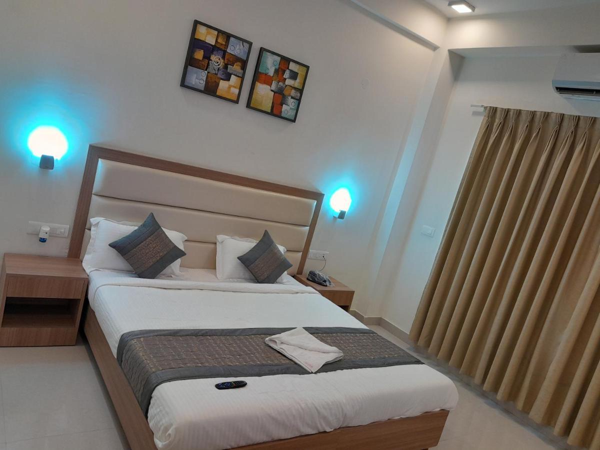 Hotel The Luxem - Behind Ibis Hotel Gurugram คูร์เคาน์ ภายนอก รูปภาพ