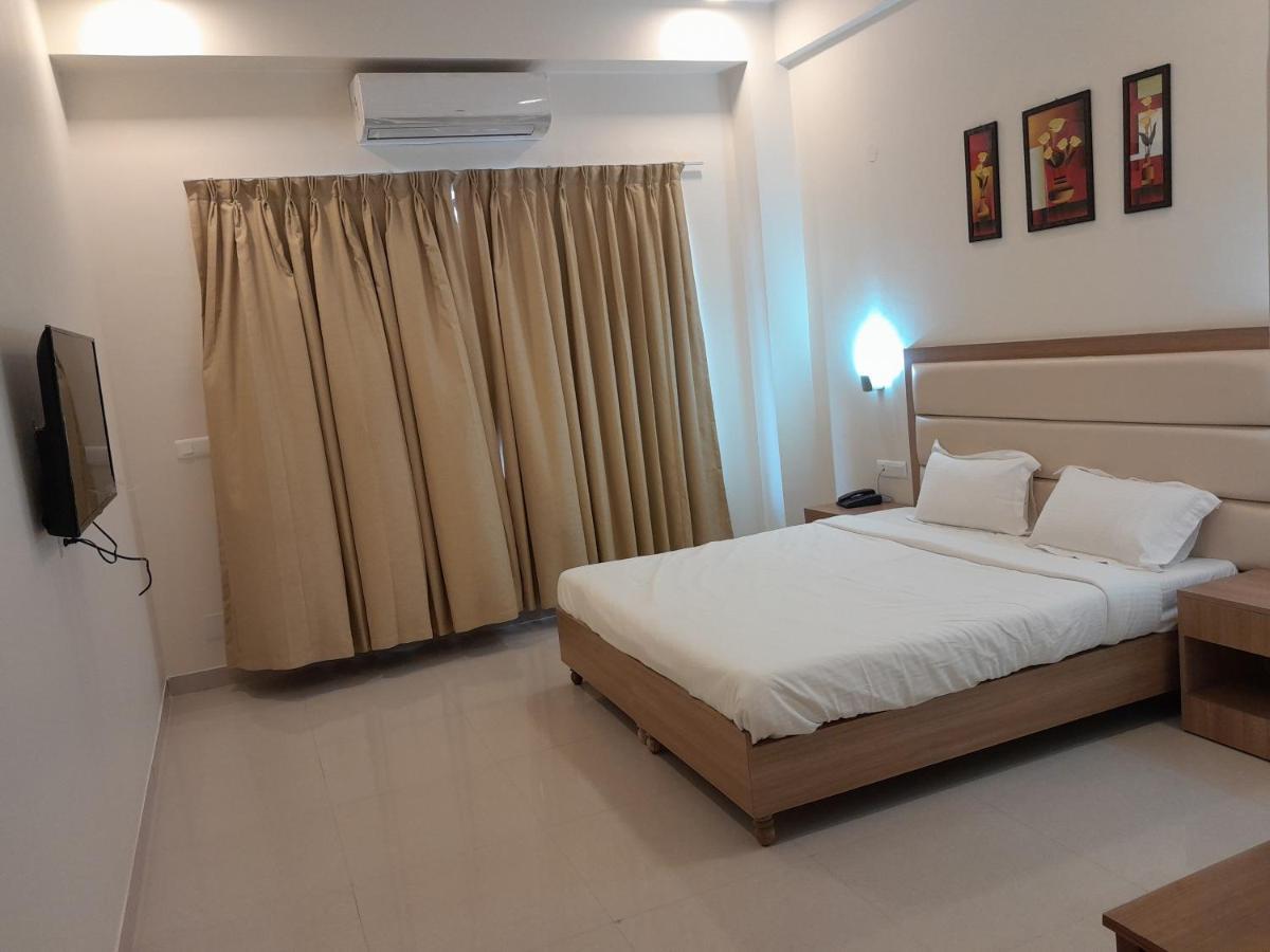 Hotel The Luxem - Behind Ibis Hotel Gurugram คูร์เคาน์ ภายนอก รูปภาพ