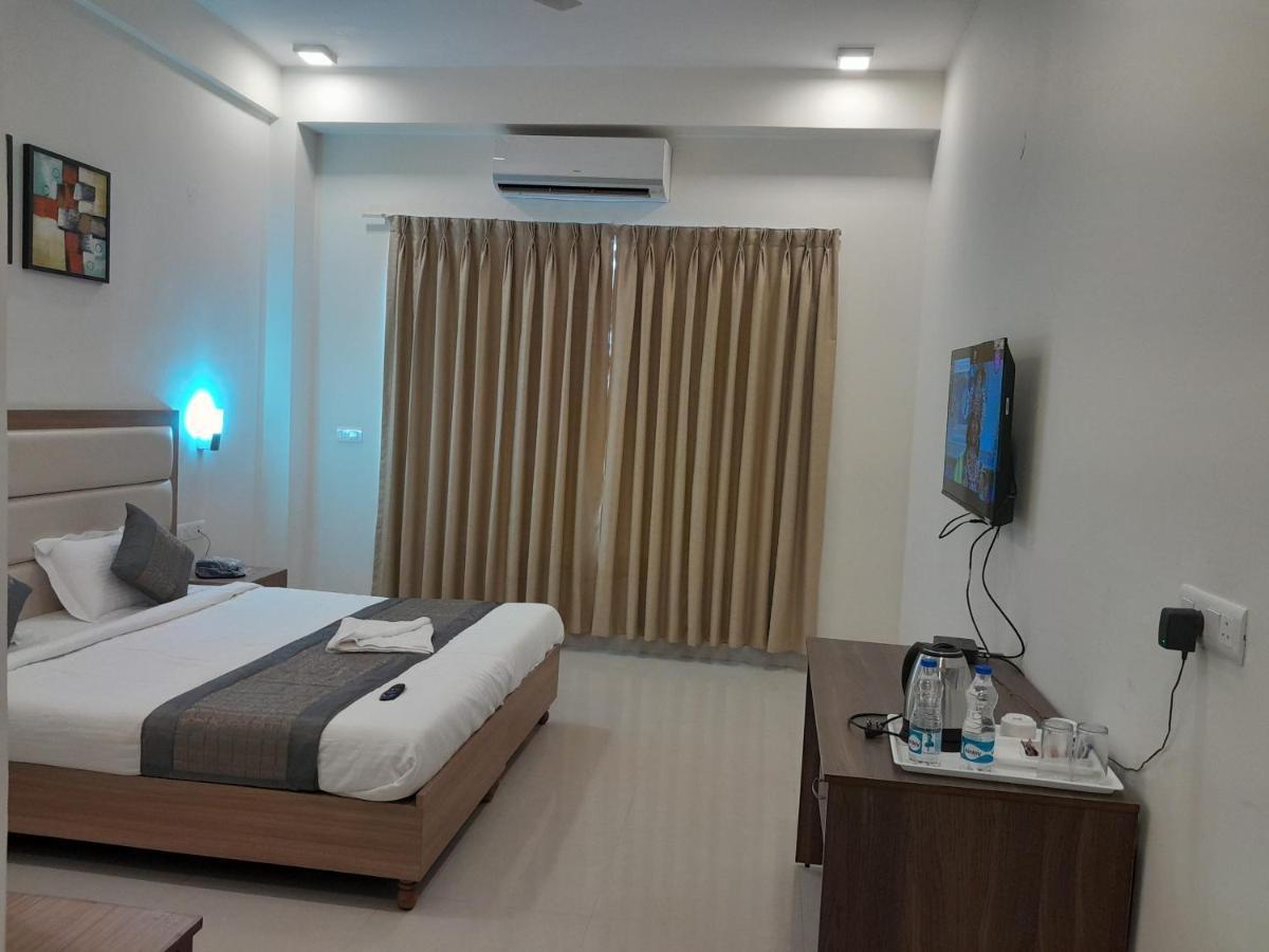 Hotel The Luxem - Behind Ibis Hotel Gurugram คูร์เคาน์ ภายนอก รูปภาพ