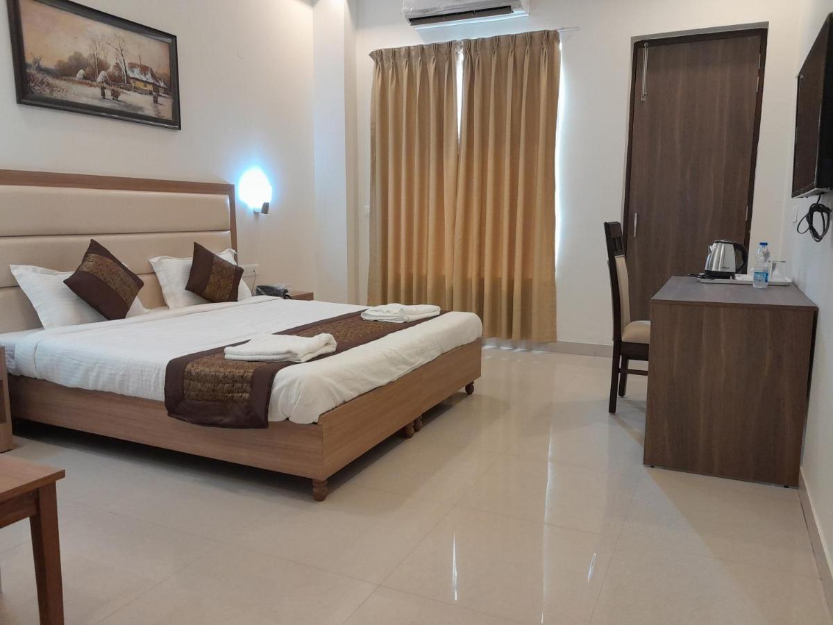 Hotel The Luxem - Behind Ibis Hotel Gurugram คูร์เคาน์ ภายนอก รูปภาพ
