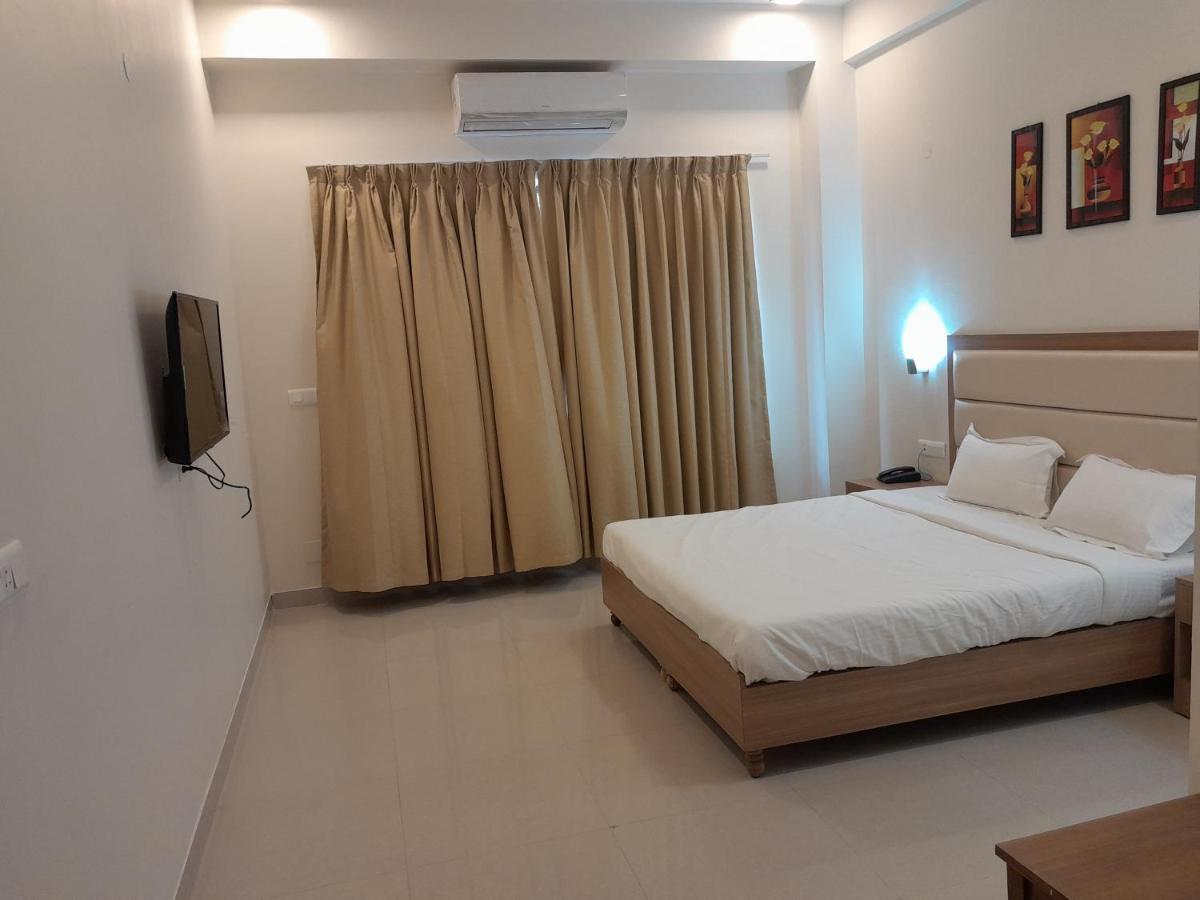 Hotel The Luxem - Behind Ibis Hotel Gurugram คูร์เคาน์ ภายนอก รูปภาพ