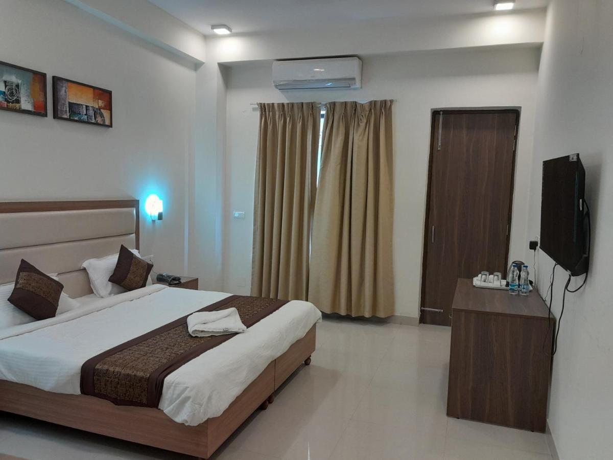 Hotel The Luxem - Behind Ibis Hotel Gurugram คูร์เคาน์ ภายนอก รูปภาพ