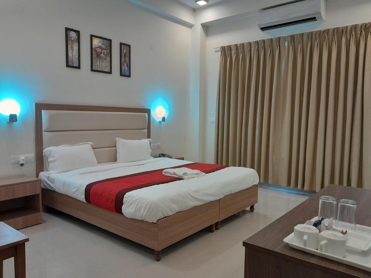 Hotel The Luxem - Behind Ibis Hotel Gurugram คูร์เคาน์ ภายนอก รูปภาพ