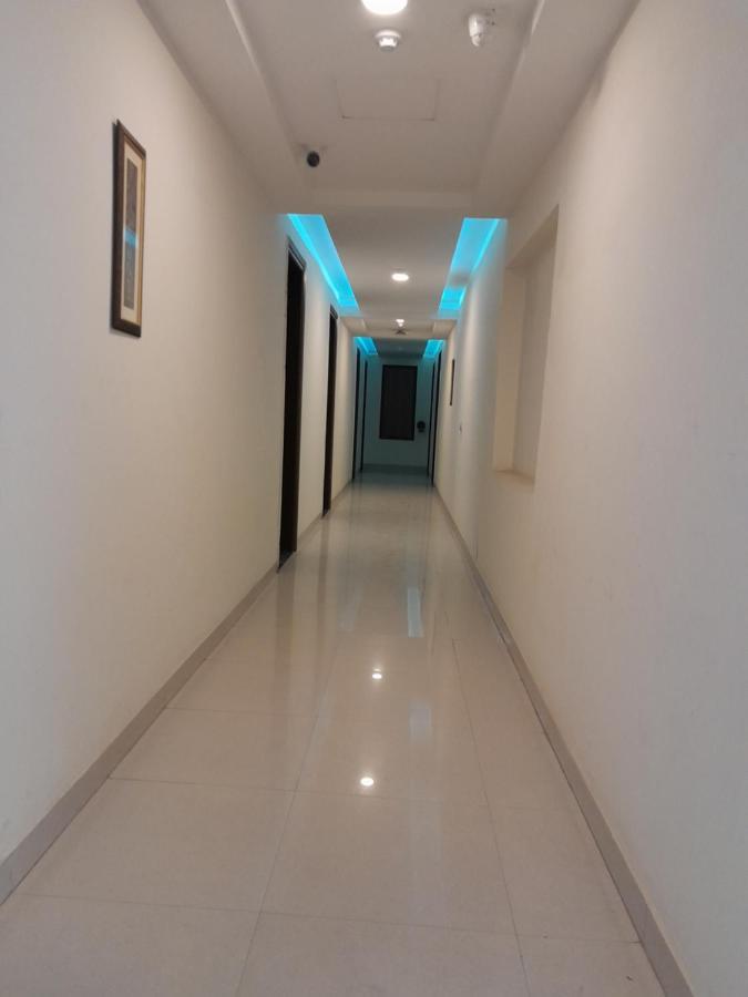 Hotel The Luxem - Behind Ibis Hotel Gurugram คูร์เคาน์ ภายนอก รูปภาพ