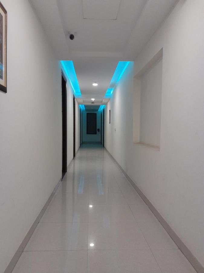 Hotel The Luxem - Behind Ibis Hotel Gurugram คูร์เคาน์ ภายนอก รูปภาพ