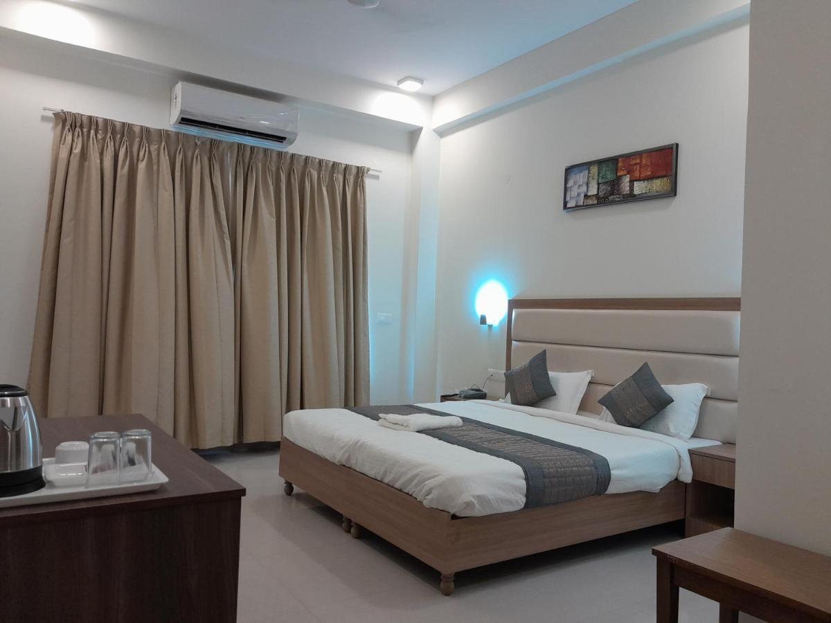 Hotel The Luxem - Behind Ibis Hotel Gurugram คูร์เคาน์ ภายนอก รูปภาพ