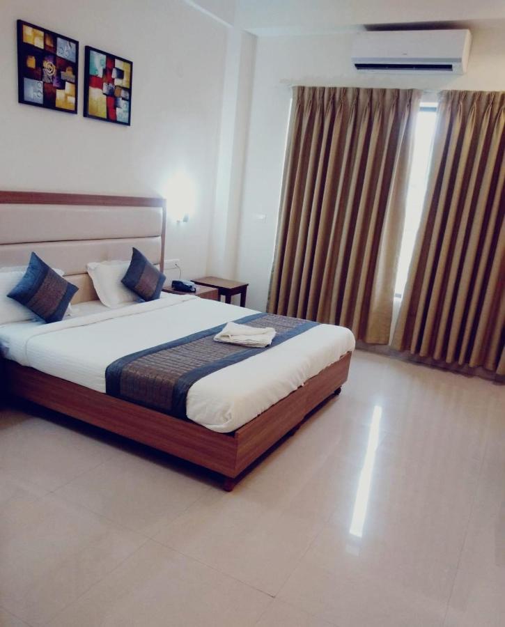 Hotel The Luxem - Behind Ibis Hotel Gurugram คูร์เคาน์ ภายนอก รูปภาพ