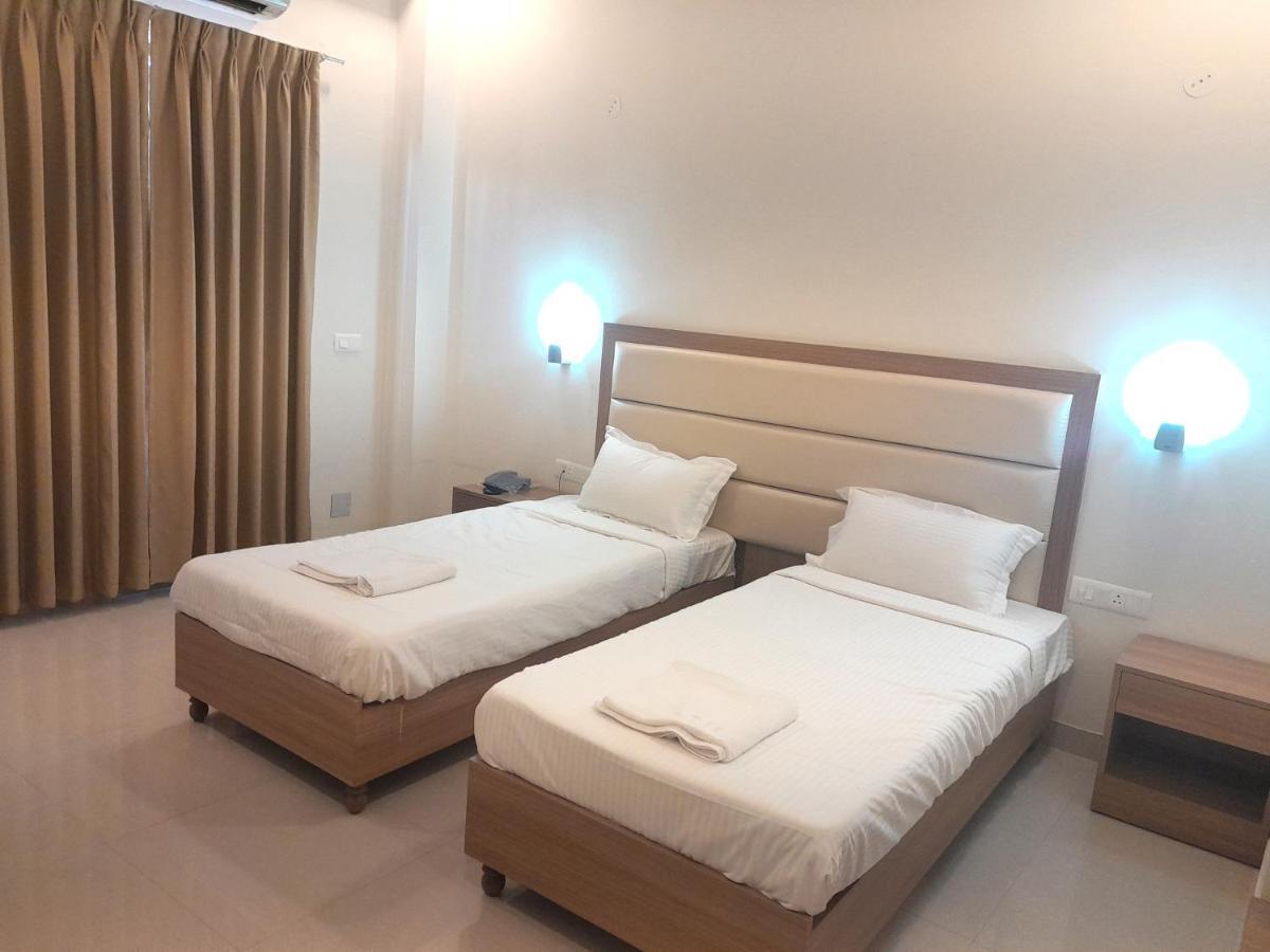 Hotel The Luxem - Behind Ibis Hotel Gurugram คูร์เคาน์ ภายนอก รูปภาพ