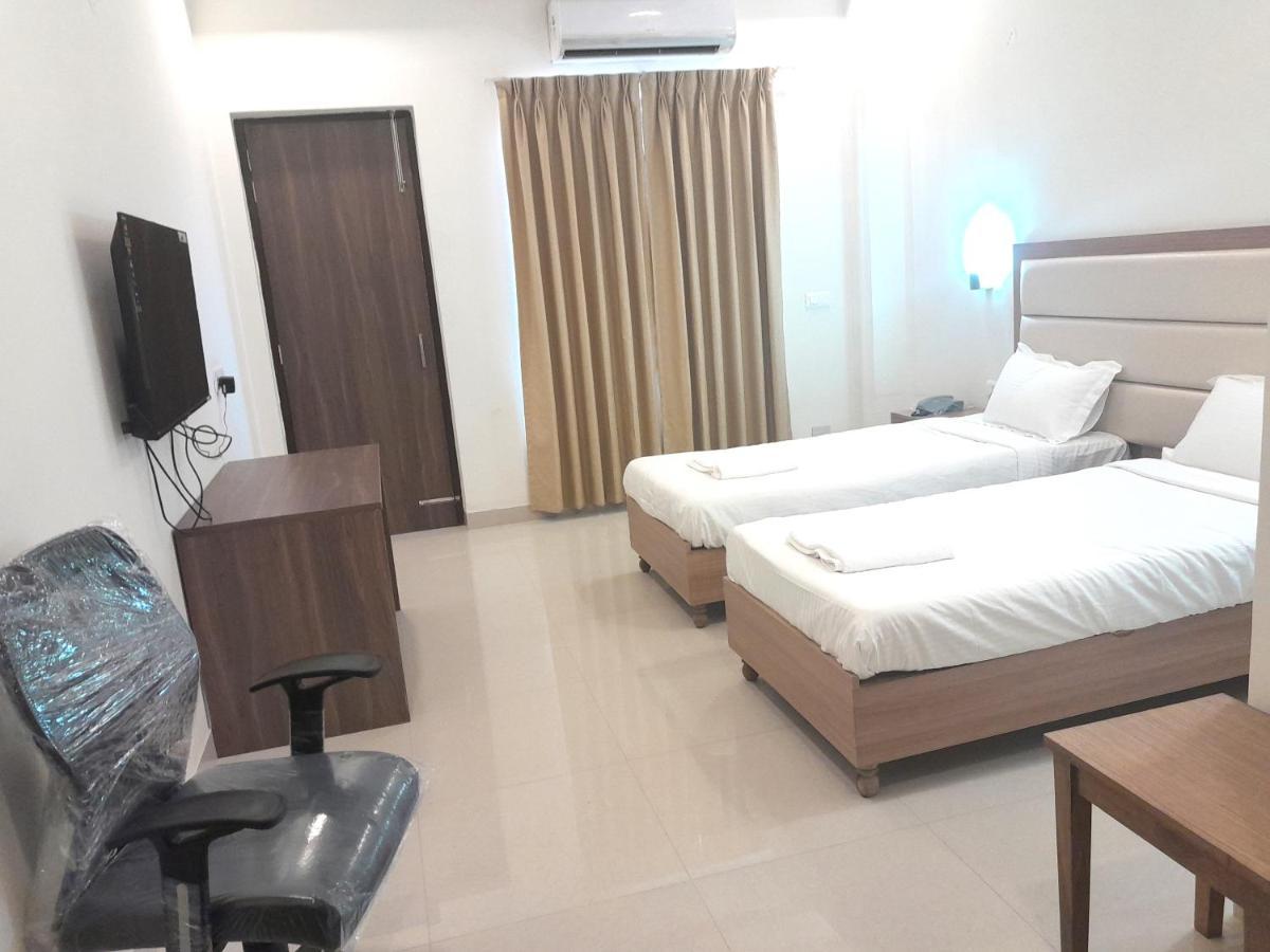 Hotel The Luxem - Behind Ibis Hotel Gurugram คูร์เคาน์ ภายนอก รูปภาพ