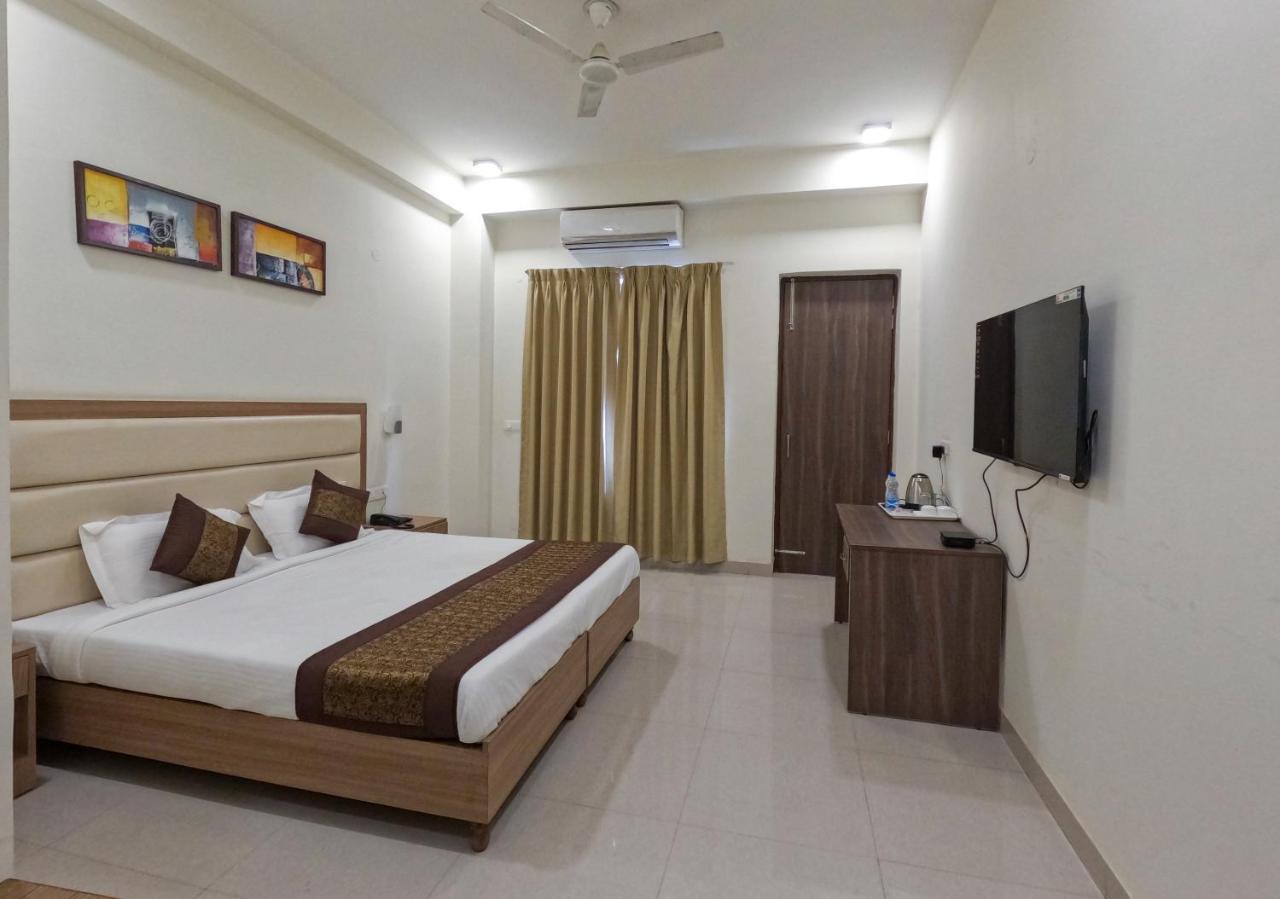 Hotel The Luxem - Behind Ibis Hotel Gurugram คูร์เคาน์ ภายนอก รูปภาพ