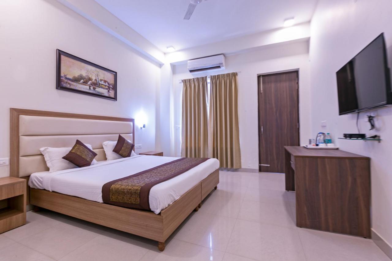 Hotel The Luxem - Behind Ibis Hotel Gurugram คูร์เคาน์ ภายนอก รูปภาพ