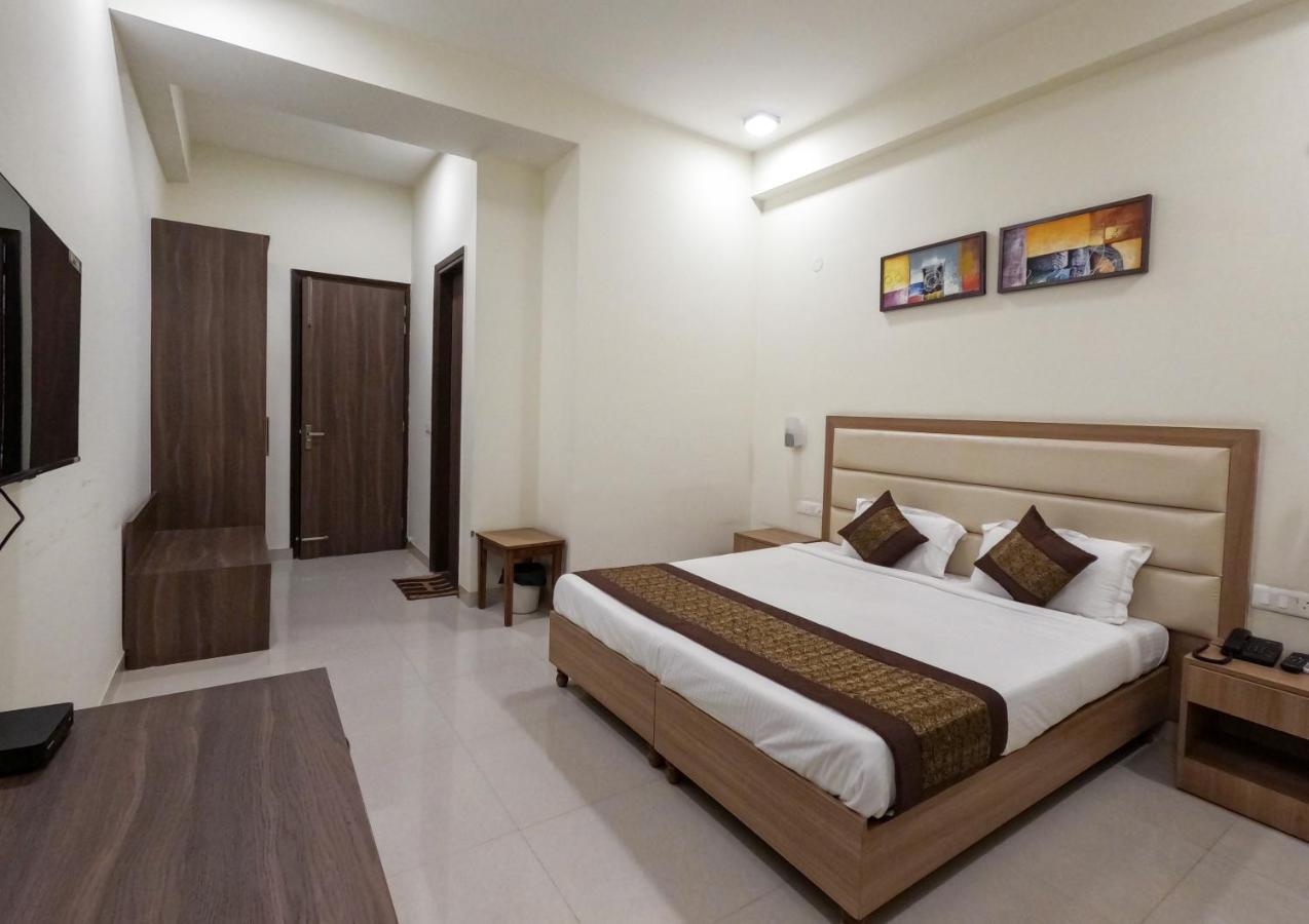 Hotel The Luxem - Behind Ibis Hotel Gurugram คูร์เคาน์ ภายนอก รูปภาพ