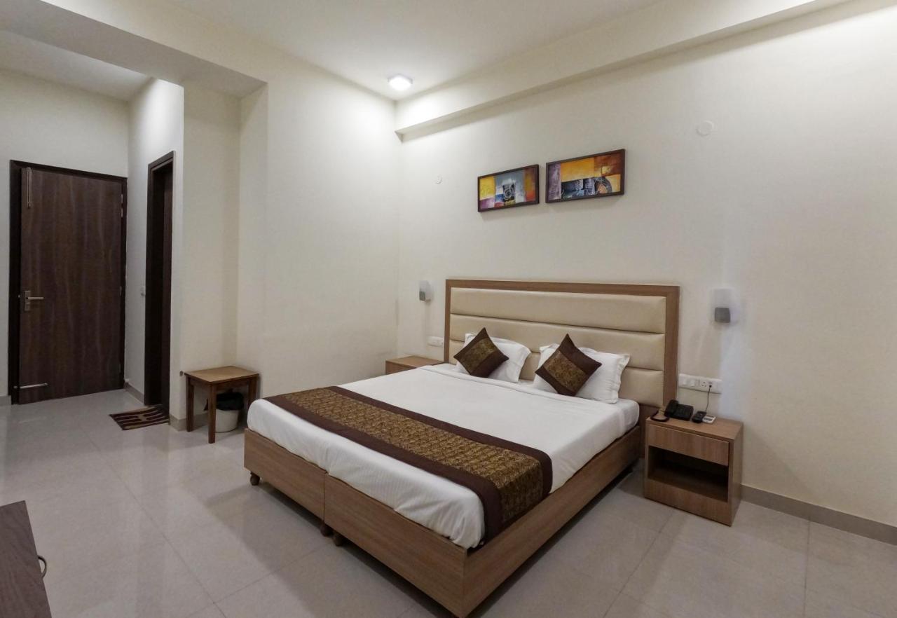 Hotel The Luxem - Behind Ibis Hotel Gurugram คูร์เคาน์ ภายนอก รูปภาพ