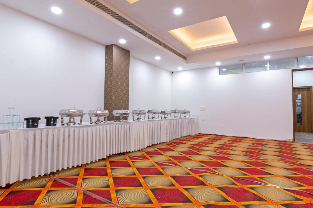 Hotel The Luxem - Behind Ibis Hotel Gurugram คูร์เคาน์ ภายนอก รูปภาพ