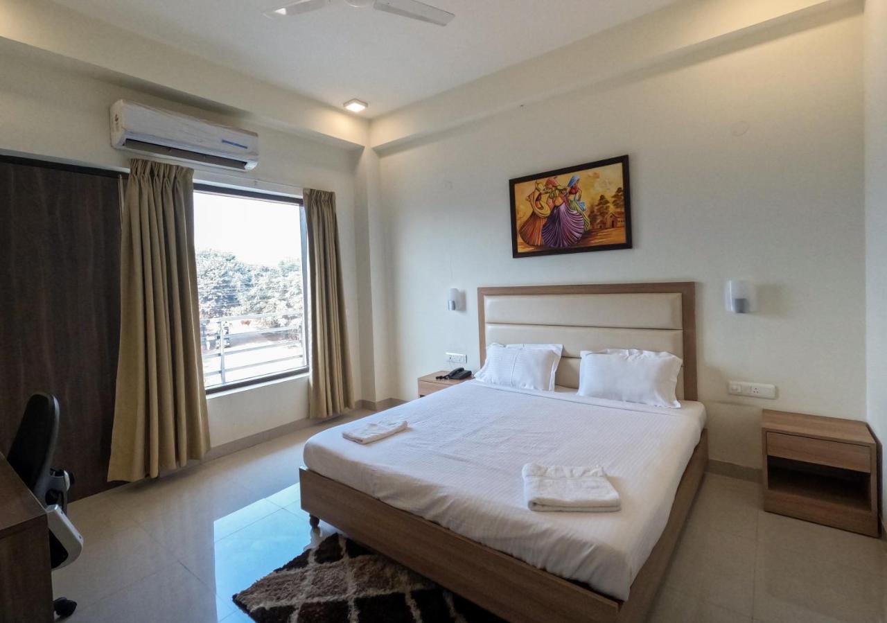 Hotel The Luxem - Behind Ibis Hotel Gurugram คูร์เคาน์ ภายนอก รูปภาพ