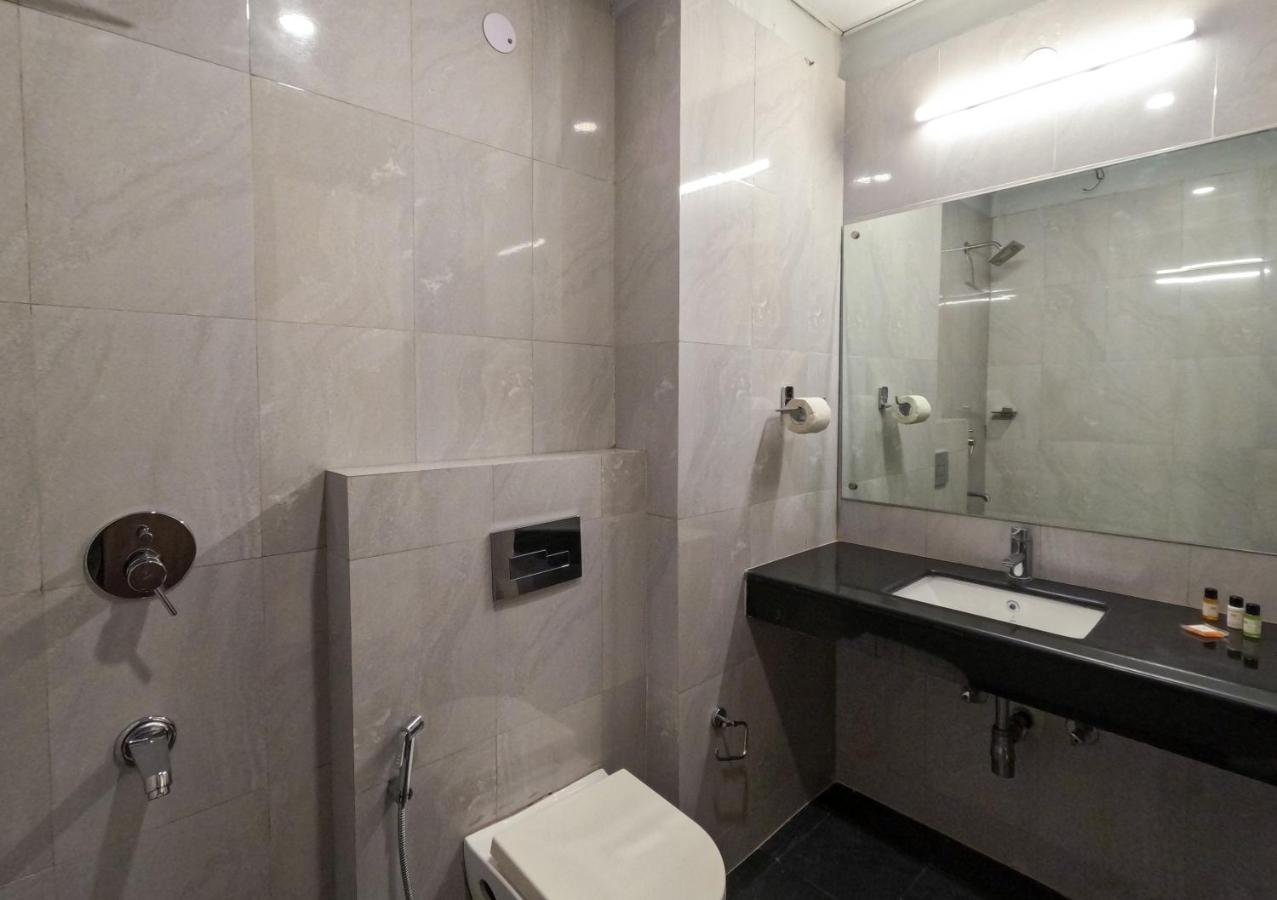 Hotel The Luxem - Behind Ibis Hotel Gurugram คูร์เคาน์ ภายนอก รูปภาพ