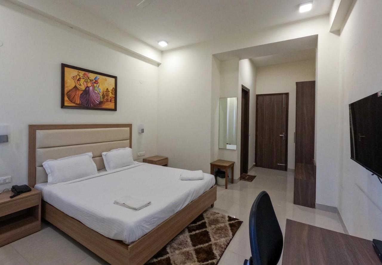 Hotel The Luxem - Behind Ibis Hotel Gurugram คูร์เคาน์ ภายนอก รูปภาพ