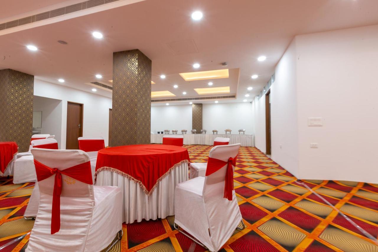 Hotel The Luxem - Behind Ibis Hotel Gurugram คูร์เคาน์ ภายนอก รูปภาพ