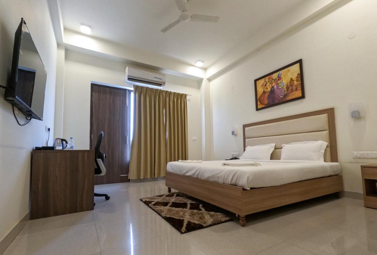Hotel The Luxem - Behind Ibis Hotel Gurugram คูร์เคาน์ ภายนอก รูปภาพ