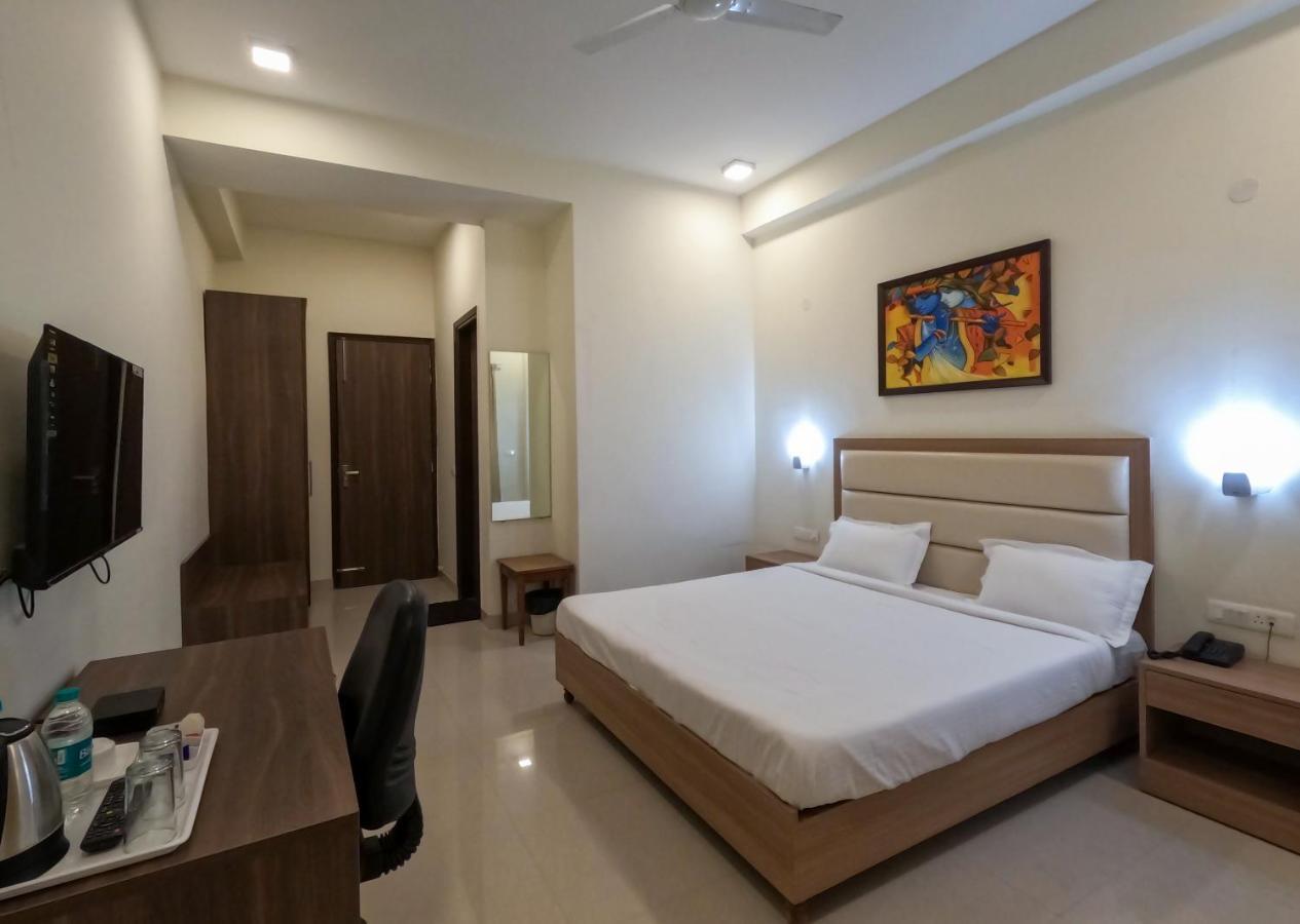 Hotel The Luxem - Behind Ibis Hotel Gurugram คูร์เคาน์ ภายนอก รูปภาพ