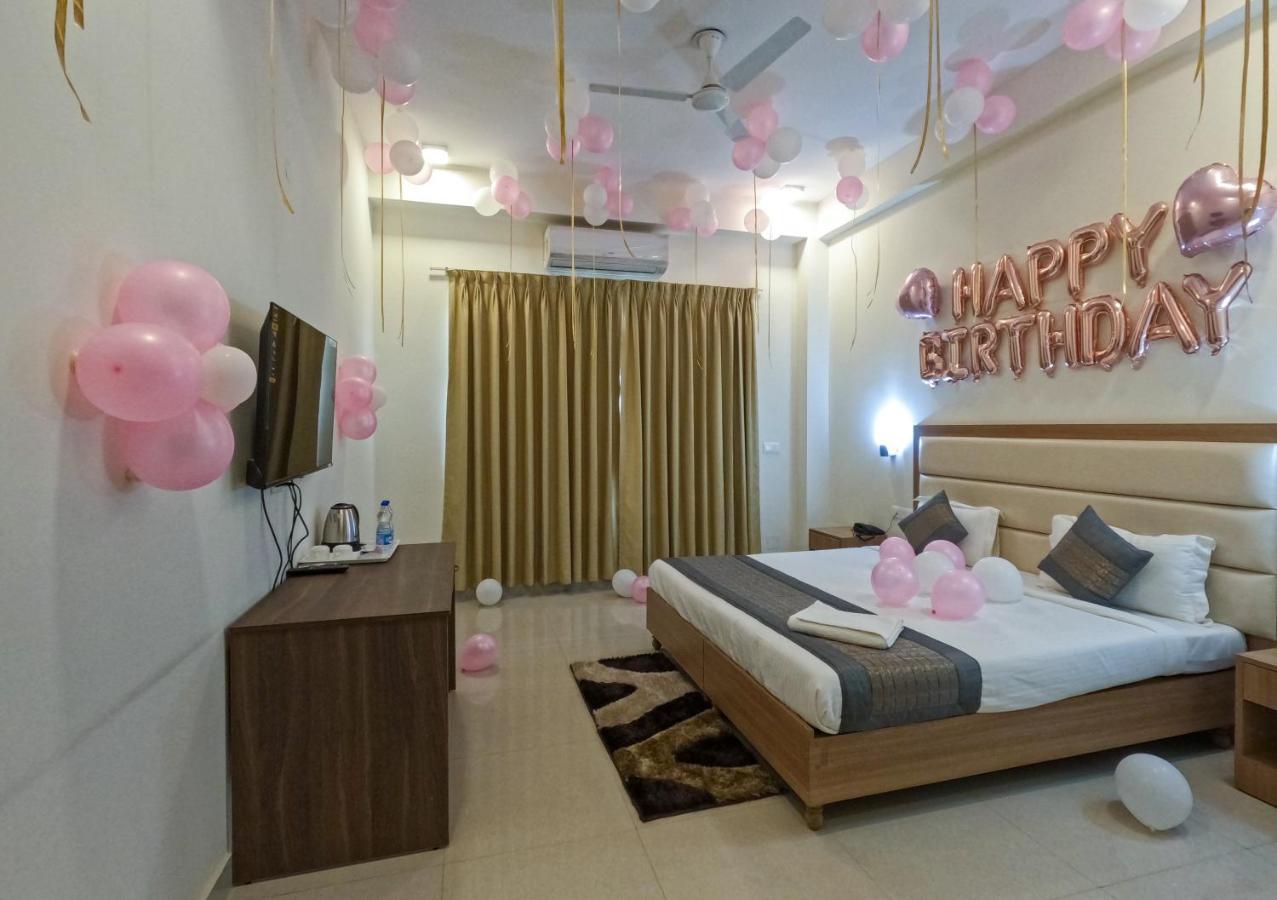 Hotel The Luxem - Behind Ibis Hotel Gurugram คูร์เคาน์ ภายนอก รูปภาพ