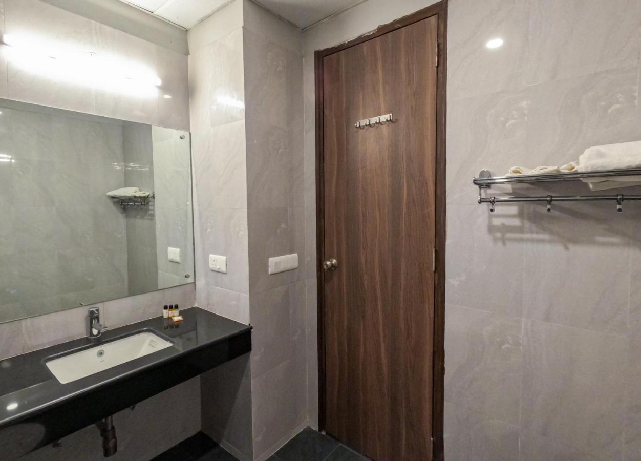 Hotel The Luxem - Behind Ibis Hotel Gurugram คูร์เคาน์ ภายนอก รูปภาพ