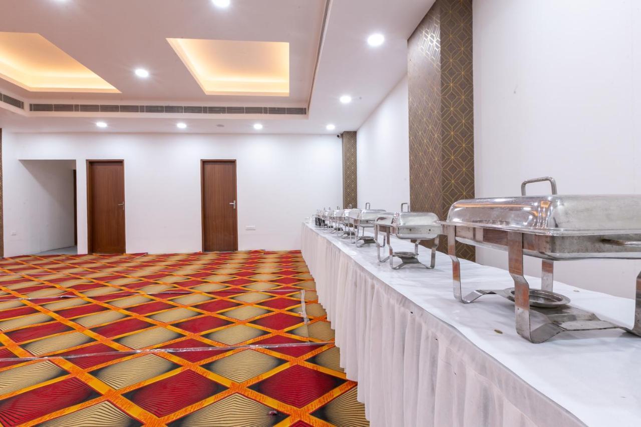 Hotel The Luxem - Behind Ibis Hotel Gurugram คูร์เคาน์ ภายนอก รูปภาพ