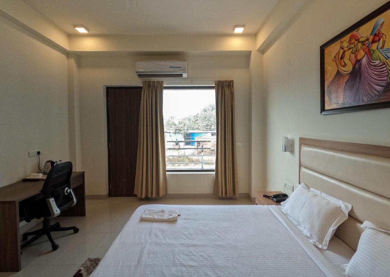 Hotel The Luxem - Behind Ibis Hotel Gurugram คูร์เคาน์ ภายนอก รูปภาพ