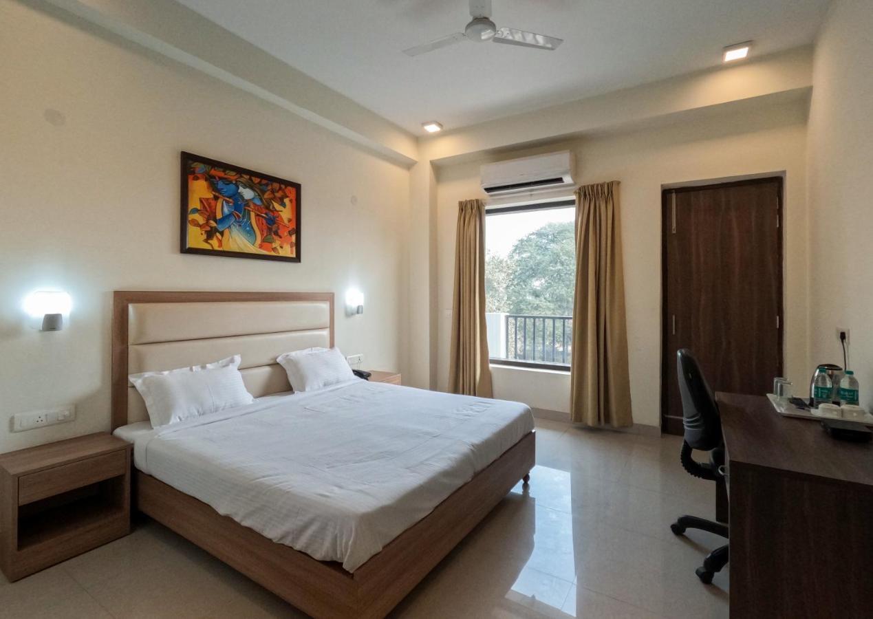 Hotel The Luxem - Behind Ibis Hotel Gurugram คูร์เคาน์ ภายนอก รูปภาพ