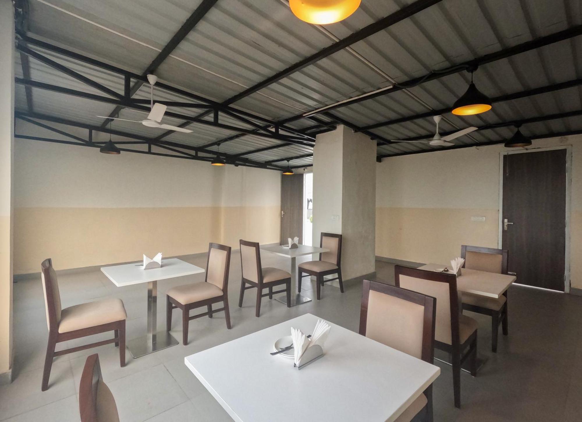 Hotel The Luxem - Behind Ibis Hotel Gurugram คูร์เคาน์ ภายนอก รูปภาพ