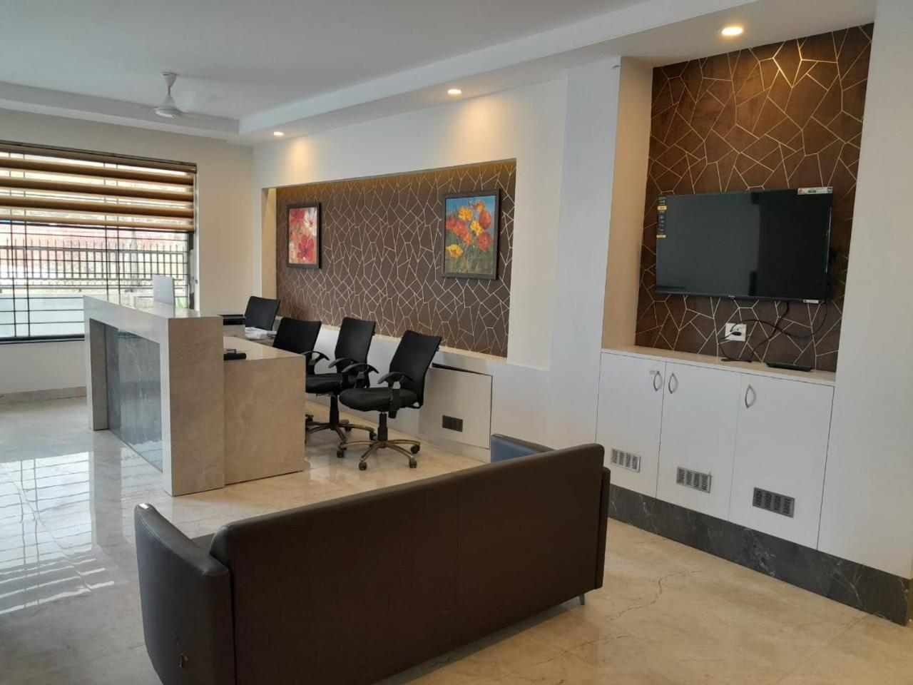 Hotel The Luxem - Behind Ibis Hotel Gurugram คูร์เคาน์ ภายนอก รูปภาพ