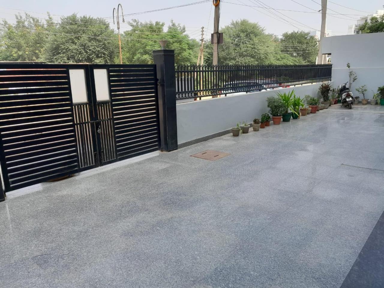 Hotel The Luxem - Behind Ibis Hotel Gurugram คูร์เคาน์ ภายนอก รูปภาพ